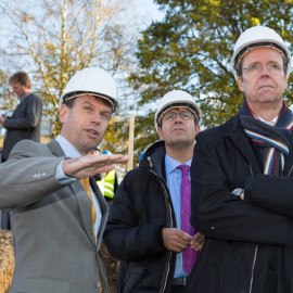 Caspar Baumgart im Gespräch mit Bau- und Wirtschaftsdezernent Nottebaum und dem Chef der Staatskanzlei Frenzel (v.li). 
