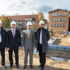 Dirk Lembke, Thomas Pätzold, Caspar Baumgart und Heiko Schröder (v.li) bei der feierlichen Grundsteinlegung. 