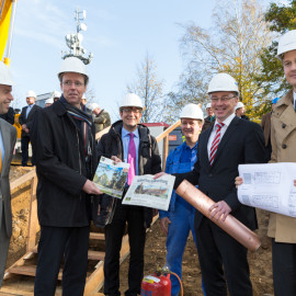 Dr. Christian Frenzel, Bernd Nottebaum, Thomas Pätzold und Lars Schneekloth befüllen die Kupferhülse. 