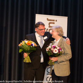 Patenbeauftragte Heike Danker wird von Wettbewerbsleiter Frank Melhaff verabschiedet