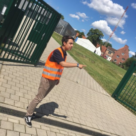 Praktikant bei der Parkplatzeinweisung