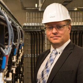 Tobias Struck im Batteriespeicher