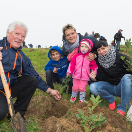 WEMAG-Kunden bei der Baumpflanzaktion 2014