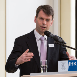 WEMAG-Vorstand Caspar Baumgart referierte über Elektromobilität