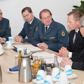 Gerd Friedsam, Andreas Haak und Thomas Pätzold im Besucherraum des Batteriespeichers