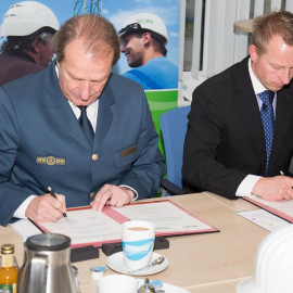 Gerd Friedsam und Andreas Haak bei der Vertragsunterzeichnung