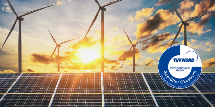 WEMAG Ökostrom – TÜV NORD-zertifizierter Strom aus 100 % erneuerbaren Energien Solarmodule und Windkraftanlagen im Sonnenuntergang, daneben ÖKO-TEST-Siegel mit der Bewertung 'sehr gut' für WEMAG-Ökostrom und TÜV NORD-Zertifizierung für geprüften Ökostrom.
