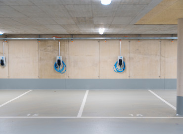 Drei Ladesäulen in Garage im Mehrfamilienhaus