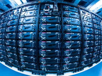 Batterien des WEMAG Batteriespeichers Innenaufnahme des WEMAG Batteriespeichers