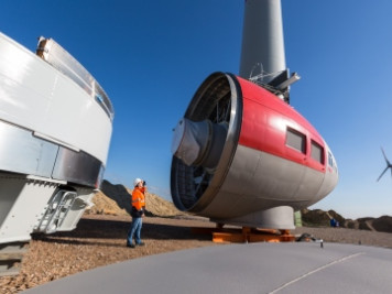 Eine Windkraftanlage entsteht. Baustelle eines unserer Ökokraftwerke