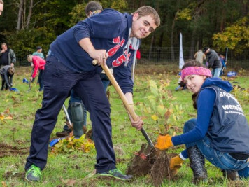 Baumpflanzaktion im Klimawald Fleesensee