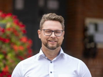 Mario macht was vernünftiges - Als Kommunalbetreuer nahe an den Menschen. Bild: © moegrafie.de Mario macht was vernünftiges - Als Kommunalbetreuer nahe an den Menschen