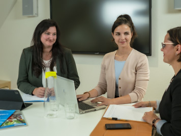 Ullika und Vivien im Gespräch. Bild: © moegrafie.de Ullika und Vivien im Gespräch