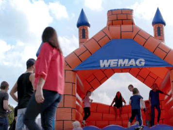 Die WEMAG bietet Hüpfburgen und Festzelte für öffentliche und gemeinnützige Initiativen zum Verleih