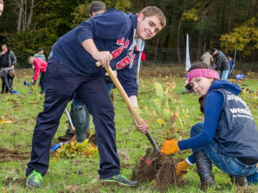 Baumpflanzaktion im Klimawald Fleesensee