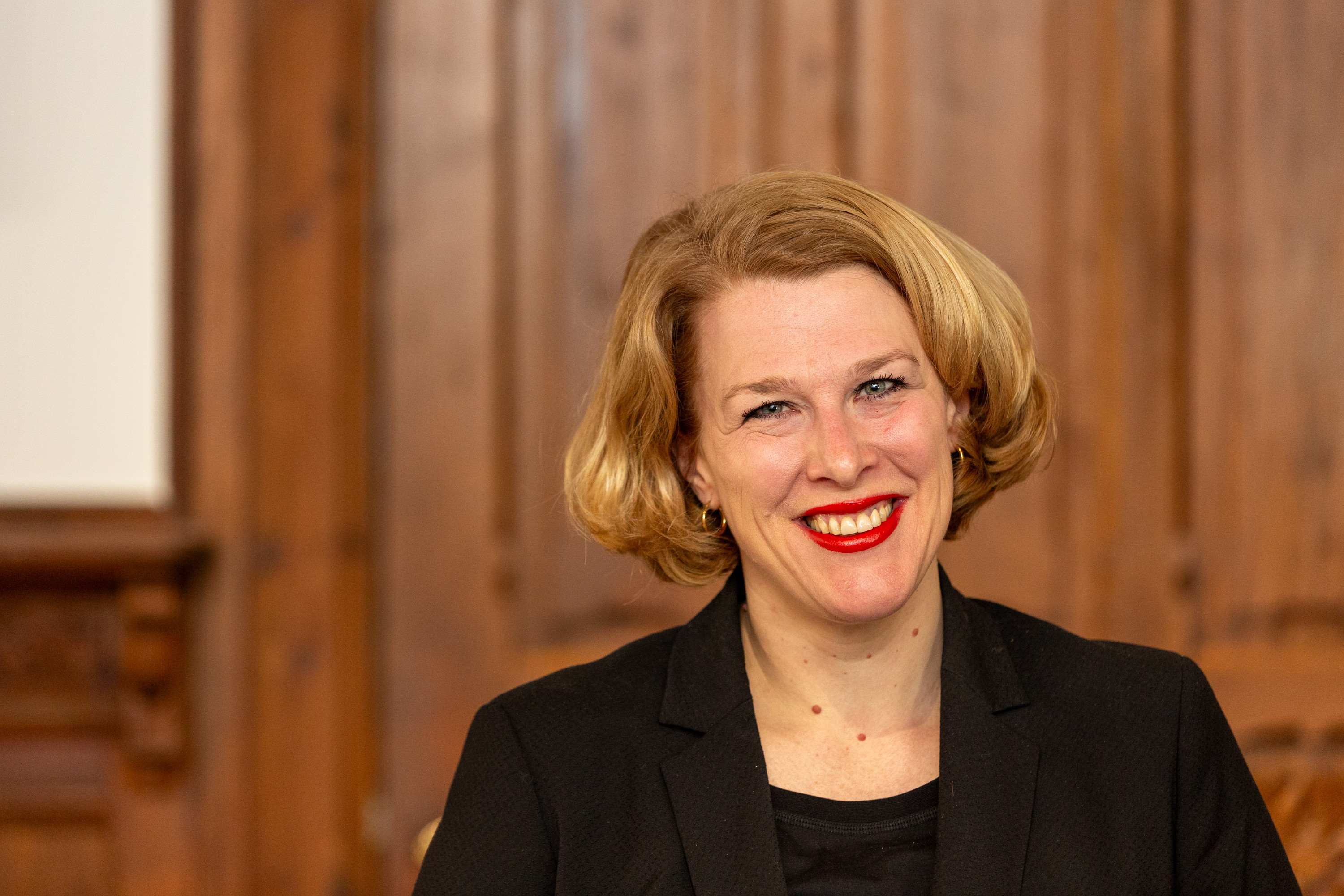 Ursula Haselböck Intendantin der Festspiele MV vor einer großen Holztür