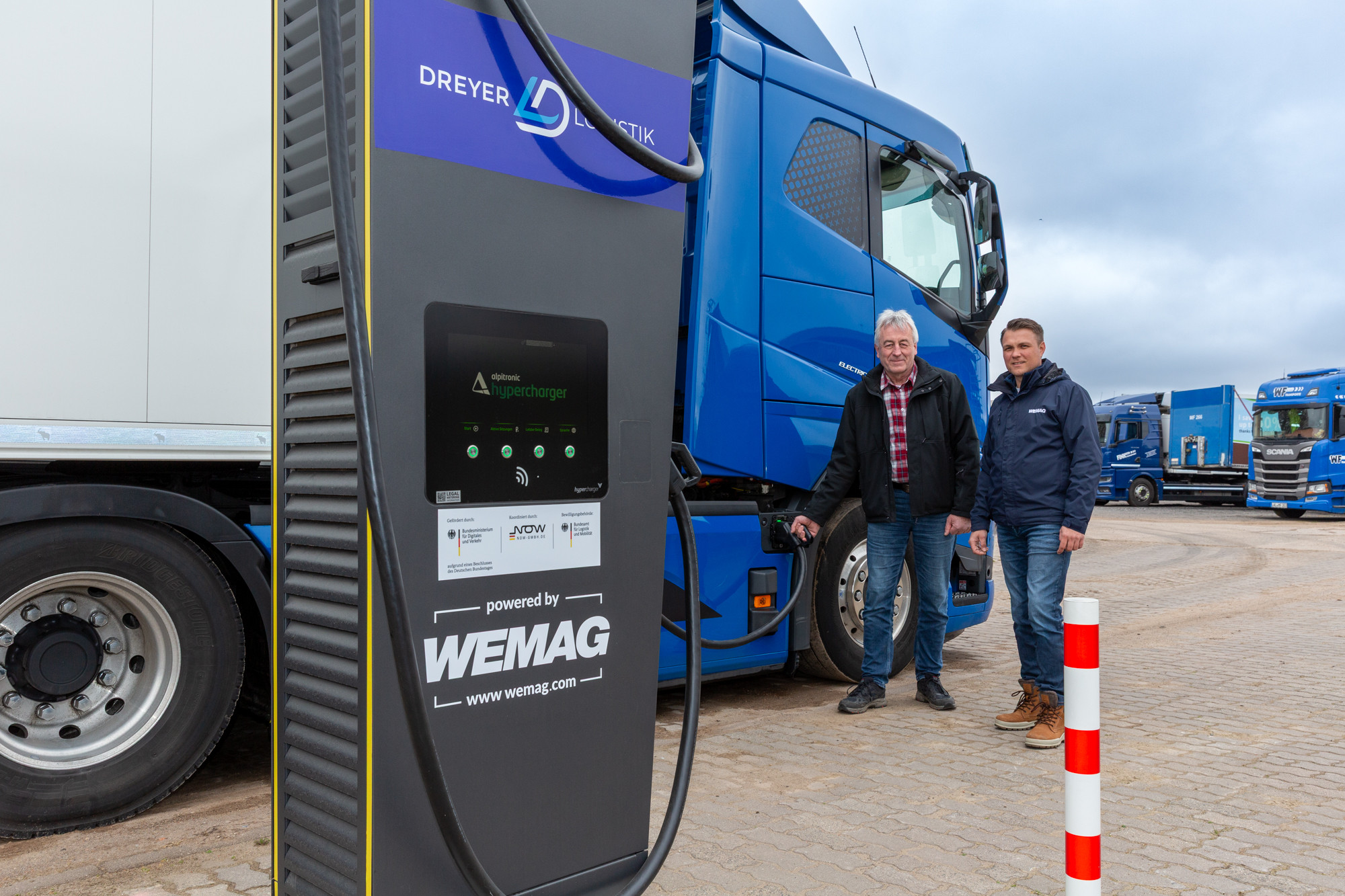 E-LKW an Schnellladestation