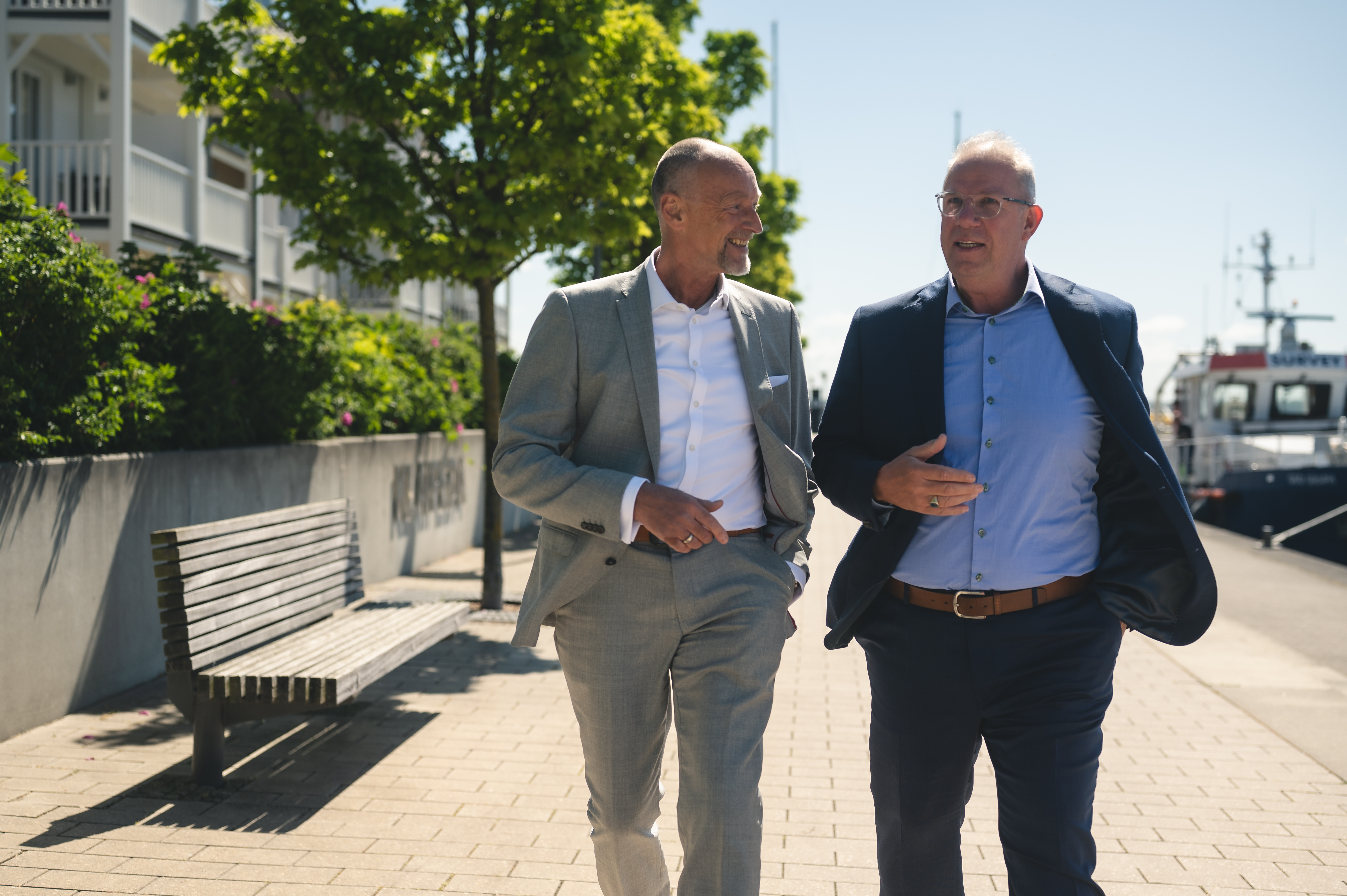 Beide Geschäftsführer flanieren am Hafen.