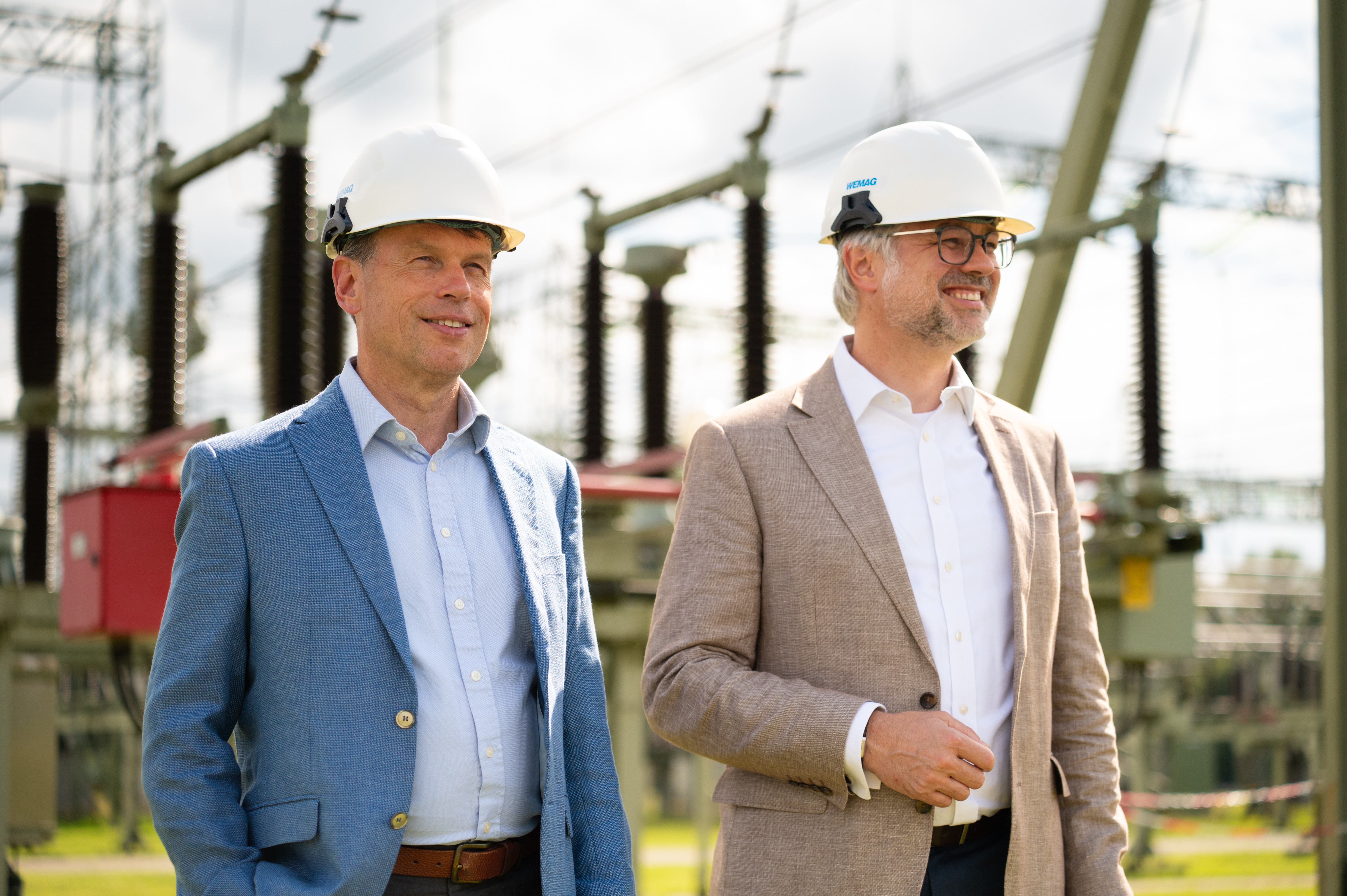 Beide WEMAG-Vorstände blicken in die Ferne.