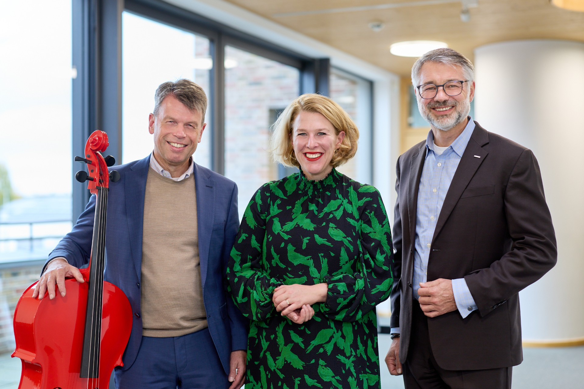 Alle Beteiligten stehen nebeneinander und schauen freundlich ins Bild.