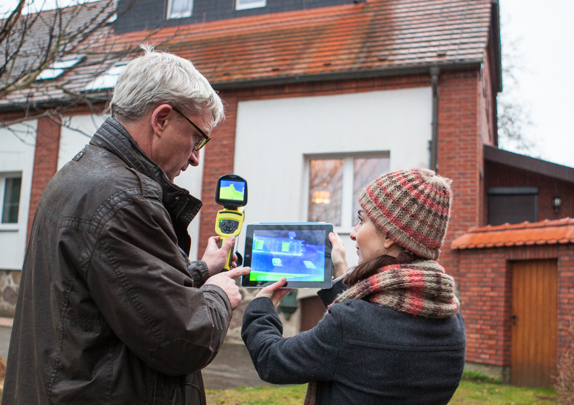 Energieeffizienzberatung spart viel Geld Beratung für Energieeinsparung mit Wärmebildkamera für thermografische Analysen