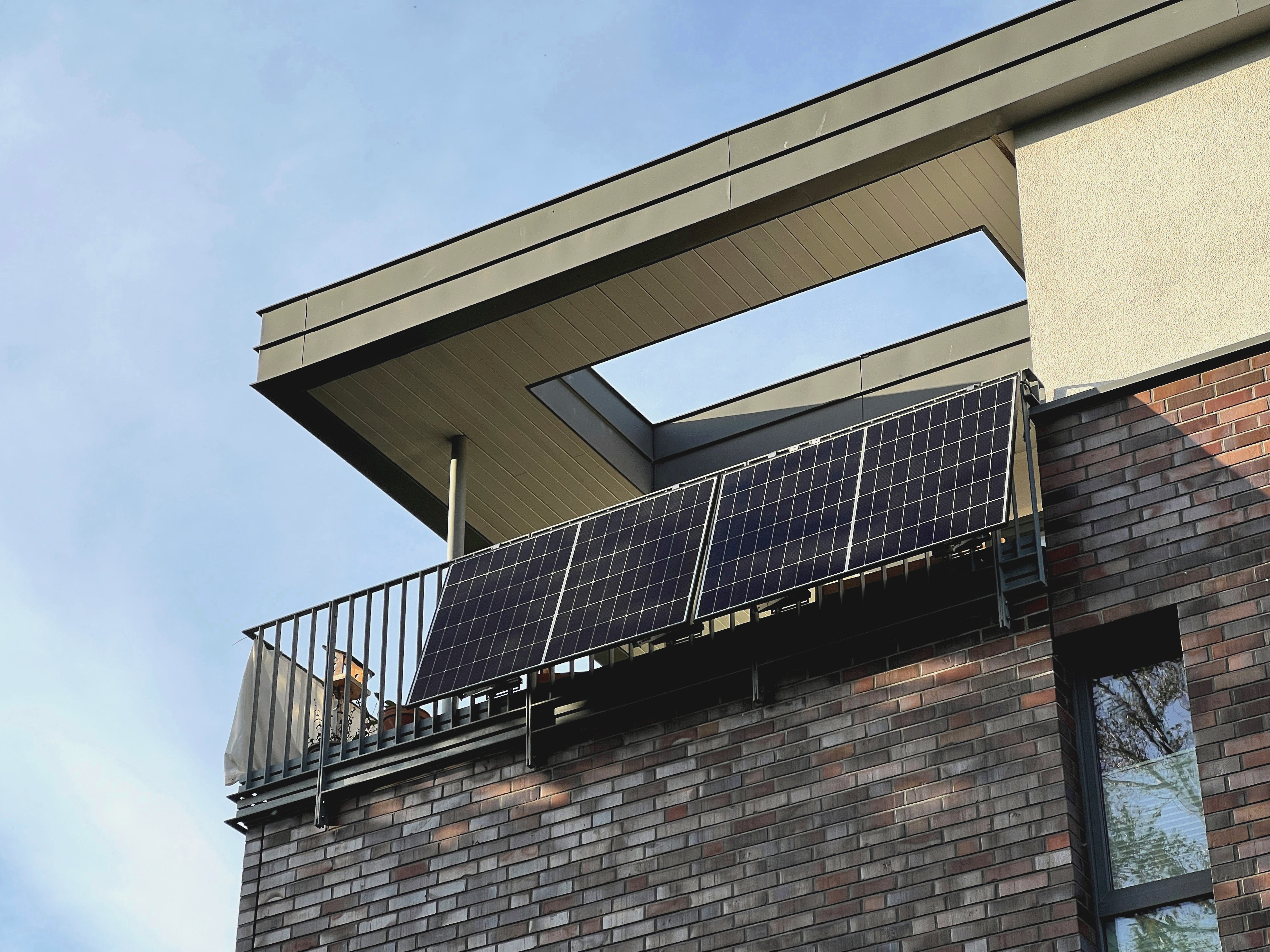 Balkonkraftwerk am Balkon eines Wohnhauses