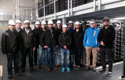 HAW Studenten vor dem Batteriespeicher
