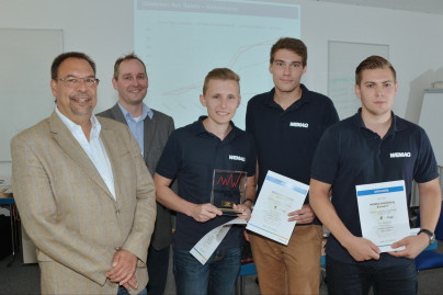 WEMAG-Studenten Oliver Maaß, Maik Groneberg und Philip Jedmin mit der Berliner Spielleitung Mario Friese und 